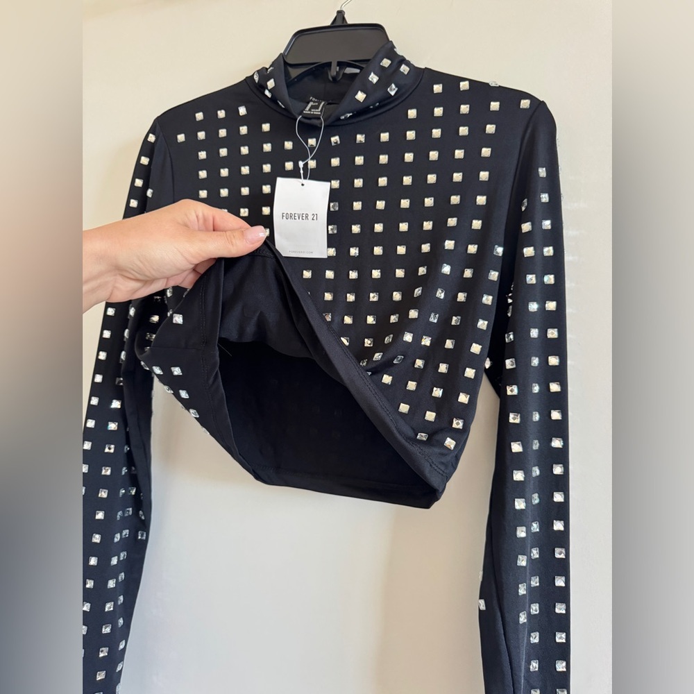 Forever 21 Black Studded Long Sleeve Crop Top S NWT - Picture 3 of 7